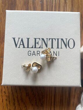 NEW WITH TAGS Valentino Garavani VLogo Signature Earrings With Pearls